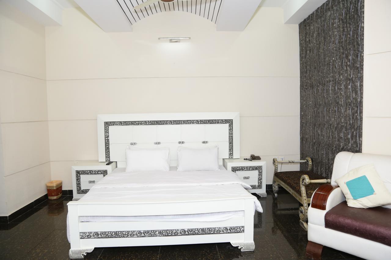 Midway Hotel & Restaurant Sadiqabad Exterior foto